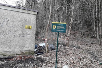 Trotz Hinweisschildern kommt es immer zu Müllablagerungen im Wald.