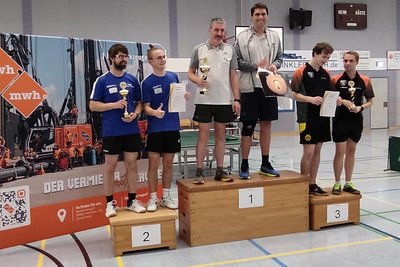 Die Hainichener Rene Beier (mit Pokal) und Daniel Voigtländer setzten sich gegen 24 Teams durch.
