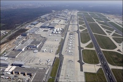 Der Flugbetrieb an den meisten internationalen Flughäfen in Deutschland steht ab 20.00 Uhr wegen der Aschewolke wieder still. Es gilt ein Flugverbot für alle internationalen Flughäfen mit Ausnahme der beiden Berliner Flughäfen bis 2.00 Uhr nachts.