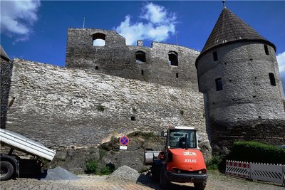 Die Burgfestspiele finden statt, obwohl die Sanierung der Ruine noch nicht abgeschlossen ist. Die notwendigen Restarbeiten sollen auf die Veranstaltung keinen Einfluss haben.