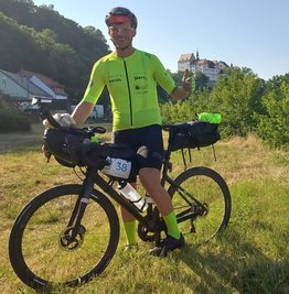 Daumen hoch und ab Richtung Skandinavien: Daniel Gottschalk kam am Sonntag und Montag durch das Muldental. Er startete in der Rochlitzer Heimat und machte in der Colditzer Haingasse kurz halt für ein Foto.