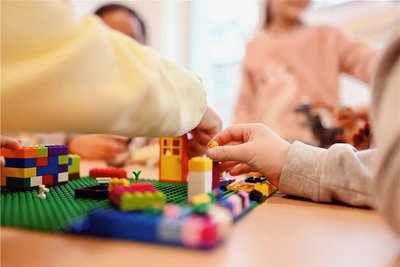Mehr Zeit für Kinder? In Sachsens Kitas soll der Personalschlüssel ab August leicht erhöht werden. Trotzdem äußern sich Erzieher eher enntäuscht über die Pläne der Kenia-Koalition. 