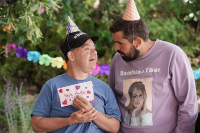Arnaud Toupense als Arnaud und Artus (rechts) als Paulo in einer Szene des Films „Was ist schon normal?“
