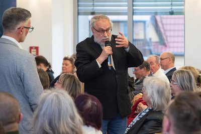 Pfarrer Stefan Schwarzenberg meldete sich in der Einwohnerversammlung zu Wort und warb um Vertrauen für eine Eingemeindung. Auch sollte zwischen Fakten und Gefühlen unterschieden werden, sagte er.