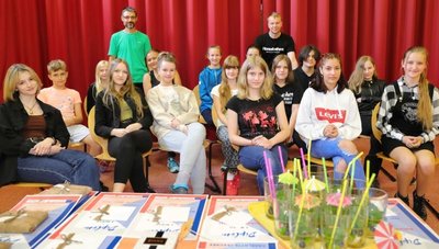 Diese Mädchen und Jungen aus der Jenaplanschule in Markersbach beherrschen die tschechische Sprache am besten. Das haben sie auch ihren Lehrern Tomáš Vymzal (h. l.) und Ondrej Palán (h.) zu verdanken. 