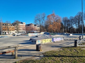 Der Asphaltbelag des Skaterpools im Konkordiapark wird am Donnerstag repariert.