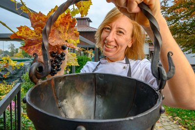 Claudia Lappöhn und ihr Meltingpot, der in ihrem Theaterprojekt eine Rolle spielt. Meltingpot heißt Schmelztiegel - als Sinnbild dafür nimmt sie diesen Suppentopf, der so oder so ähnlich während der Besiedlungszüge überm Feuer gehangen haben könnte. Wie aus vielen Zutaten ein neues Gericht entstehen kann, kann aus verschiedenen Einflüssen, so Lappöhn,  auch eine neue Tradition entstehen.