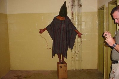 Menetekel für den flexiblen Umgang mit den Menschenrechten in der westlichen Welt: Bilder wie diese aus dem von den USA im besetzten Irak eingerichteten Foltergefängnis Abu Ghraib erschütterten bereits Anfang des Jahrhunderts das Vertrauen in das abendländische Wertesystem. Die Verantwortlichen aus den Reihen des US-Militärs wurden zu moderaten Haft- oder Geldstrafen verurteilt. Inzwischen sind sie alle längst wieder auf freiem Fuß. 