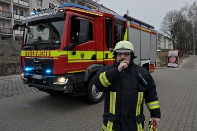 Maschinist André Schleußner vor dem neuen LF10 der Freiwilligen Feuerwehr Zschorlau.