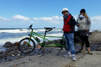 Das grüne Tandem hat Paul Herklotz Möglichkeiten eröffnet, wieder Ausflüge mit seiner Familie zu unternehmen. Mit im Bild: Seine Mutter Romy.