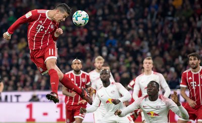 James Rodriguez von München köpft nach einer Ecke auf das Tor von Leipzig.