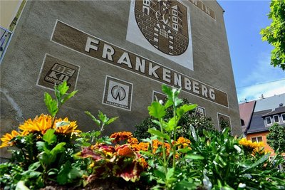Das Frankenberger Wappen ziert eine Giebelwand in der Stadt. Aufgrund der knappen Kasse müssen einige Blütenträume wohl warten. 