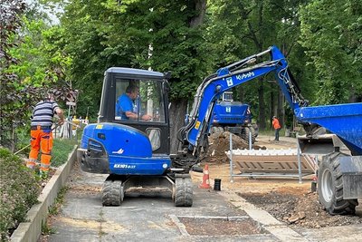 Bauarbeiten auf der Agnes-Löscher-Straße. Die Fahrbahn soll danach im Baufeld eine neue Deckschicht erhalten.