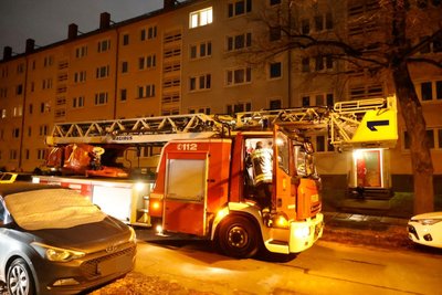 Die Feuerwehr löschte den Brand im Treppenhaus.