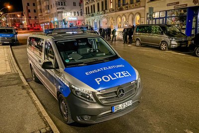 Die Polizei musste mit mehreren Einsatzfahrzeugen an den Altmarkt in Aue ausrücken.