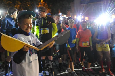 Mittsommerlauf 2017 mit Start am Meißner Ring: Paul Rehtanz – so hieß er damals – mit der Starterklappe in der Hand.