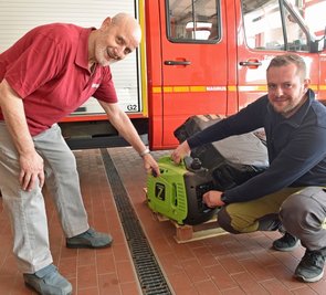 In Siebenlehn freuen sich Norbert Pietzsch (links) und Sebastian Schindler über dieses gespendete Notstromaggregat. 