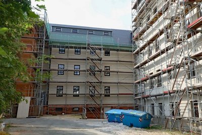 Drei Häuser aus verschiedenen Jahrzehnten bilden das Gesamtensemble der Außenstelle der Kreisverwaltung.