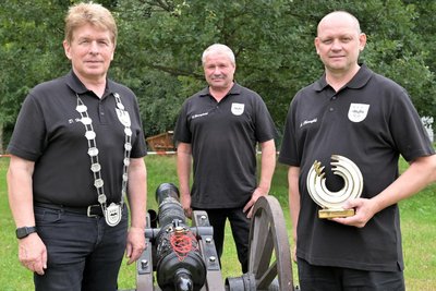Der Schwarzenberger Schützenkönig heißt dieses Jahr Dietmar Hahn (l.). Das zweit- und drittbeste Resultat erzielten Dietmar Baumgärtel (M.) und Andrej Chernykh als 1. und 2. Schützenmeister.