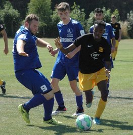 Geringswaldes Mohammad Hoshow (r.), hier im Duell mit dem Göritzhainer Philipp Hielscher, sorgte mit seinem Tor zum 4:0 für den klaren Endstand zugunsten der Gastgeber. 
