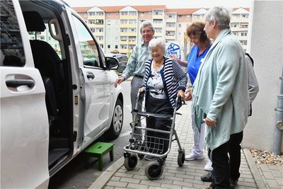 Am Seniorenheim „Johanna Rau“ holte Rainer Bruha (l.) am Mittwoch Seniorinnen ab. Betreuungsassistentin Heike Rieß (3. v. l.) half Renate Glaubitz und Roswitha Liebsch beim Einsteigen.