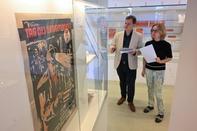 „Wir fügen die Puzzlestücke zusammen“: Annette Zehnter vom Stasiarchiv und Raymond Plache vom Staatsarchiv in der neuen Wismut-Ausstellung. Am Donnerstag wird sie eröffnet.