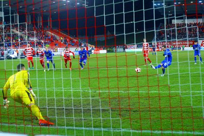 KSC-Torjäger Anton Fink verwandelt den Elfmeter zum 1:1. Zwickaus Torhüter Johannes Brinkies entschied sich für die falsche Ecke. 
