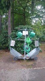 Eine Pfandleihstation auf dem Friedhof.