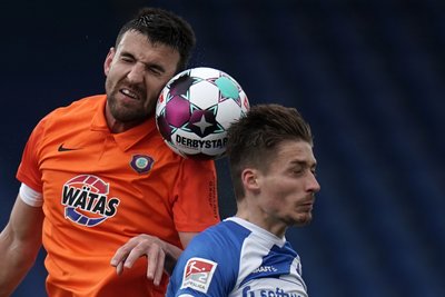Aues Mittelfeldspieler Ognjen Gnjatic (l) und Darmstadts Mittelfeldspieler Marvin Mehlem beim Kopfball.