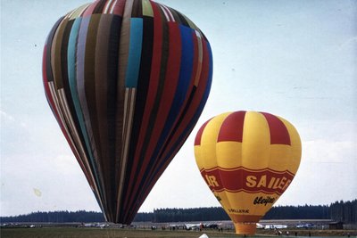 Der originale Fluchtballon (l.) von 1979, aufgenommen bei einem Flugplatzfest 1985 in Hof.