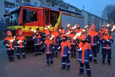 Das neue LF10 absolvierte beim Lampionumzug, der von der Jugendfeuerwehr angeführt worden ist, seinen ersten „Einsatz“.