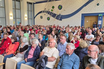 Die Aula der Grundschule Bad Elster war gut gefüllt. Mehr als 200 Bürgerinnen und Bürger waren gekommen.