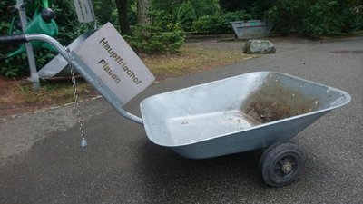 Ein Transportwagen, den Friedhofsbesucher ausleihen können.