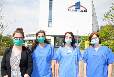 Carolin Saupe, Assistenz der Geschäftsleitung, Oberärztin Anja König, Schwester und Stationsleitung Marina Sommer und Chefärztin Heike Fischer (v.l.) vor der Intensivstation der Pleißental-Klinik.