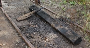 Die Bahnschwelle hatte schon Feuer gefangen. 