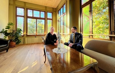Romy Mühl vom Millcura Pflegedienst und Enrico Grille von der Wohnungsgesellschaft in einem der Wintergärten der sanierten Parkstraße 1. 
