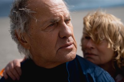 Uwe Ochsenknecht als Edgar und Corinna Harfouch als seine Ex-Frau Eva in einer Szene des Films „Die Ironie des Lebens“.