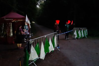 Ohne sie läuft nichts! Streckenposten voller Motivation im Einsatz. Diese machen es sich mitunter mit Elektrogrill, Campingstuhl und Campinglampe bequem.