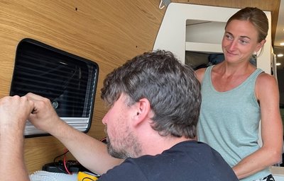 Sabine Spitzer staunt, dass Christopher Möckel sogar zu Nadel und Faden greift, um den kleinen Riss am Gewebe der gelieferten Lamelle zu nähen.