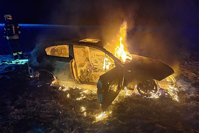 Feuerwehrkräfte aus Oberlichtenau, Krumbach und Frankenberg haben diesen brennenden BMW gelöscht.