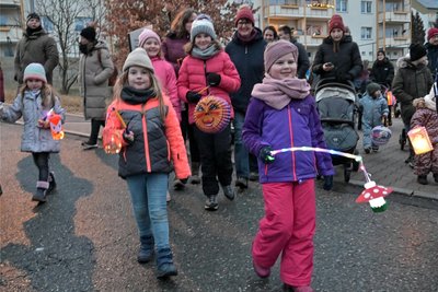 Freya Kindel (vorn li.) und Emma Trültzsch (vorn re.) sind beim Lampionumzug dabei gewesen.