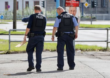 Ein Einbrecher verletzte einen Beamten außer Dienst und entkam.