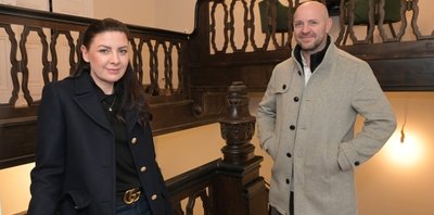 Im Treppenhaus der Villa Pfau. Tobias Gahlert, der Besitzer des Gebäudes, macht einen Rundgang mit seiner Lebensgefährtin Susan Petzold. Die Kosten für den Umbau liegen bei 1,5 Millionen Euro.
