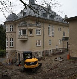 Auf dem Außengelände ist noch viel zu tun. 2022 werden Handwerkereinen Parkplatz bauen.