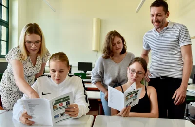 Deutschlehrerin Henriette Jabbour, die Zehntklässlerinnen Nelly Groß, Lea Gerlach und Franziska Ott sowie Berufsberater Marcel Maas (von links) sind am Gestalten der Schülerzeitung "Pesta Klatsch" der Pestalozzischule Limbach-Oberfrohna beteiligt.