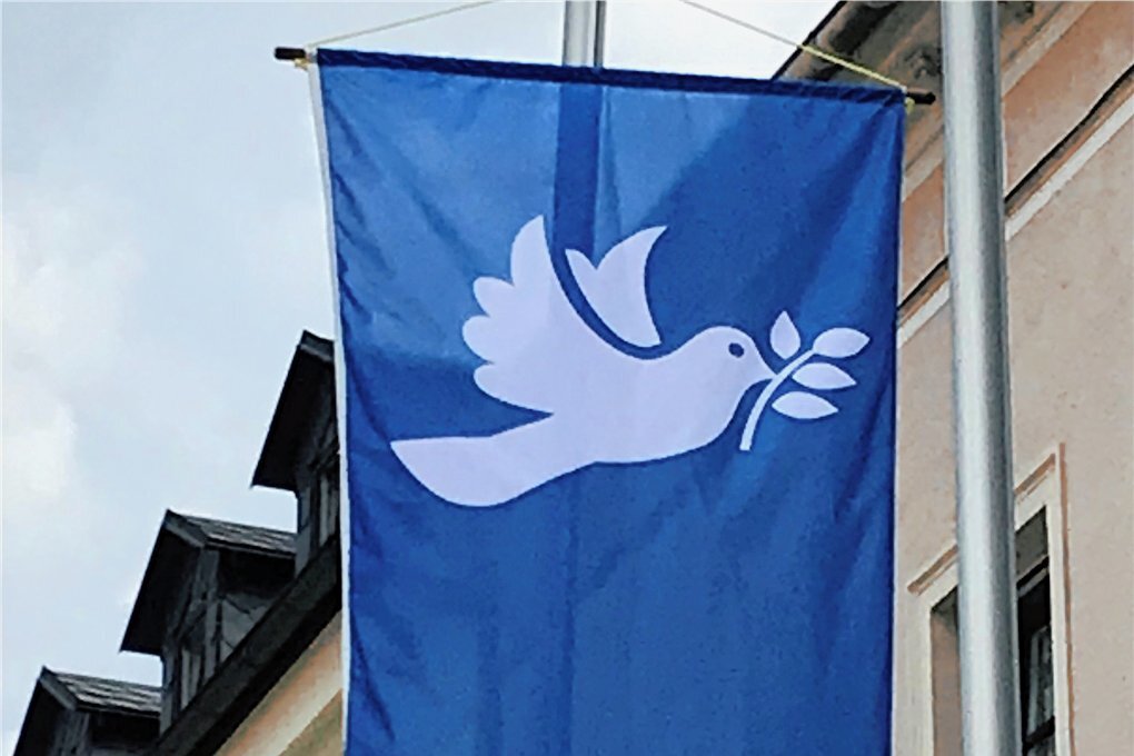 Oelsnitz hisst Fahne mit Friedenstaube