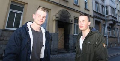 Maurice Fabrizius (links) und Julian Walther vor dem Haus, aus dem sie ein Kind, einen Mann und einen Hund retteten.