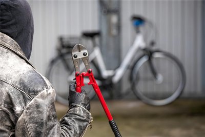 Ein Dieb will ein Fahrrad stehlen.