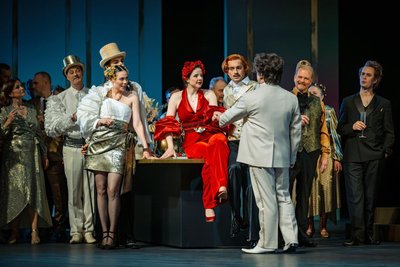 Roter Catsuit, rote Lippen, rote Blumen im Haar: So steht Athanasia Zöhrer als Verdis Violetta in "La Traviata" auf der Bühne. Sie ist der Vamp im Pariser Nachtleben und alle lechzen nach ihrer Gesellschaft.