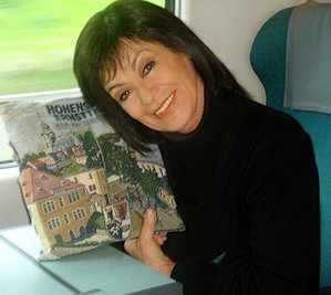 Auf eine Zugfahrt 2007 hatte Marie Versini ein Schlummerkissen aus dem Hohensteiner Textil- und Rennsportmuseum mitgenommen. 